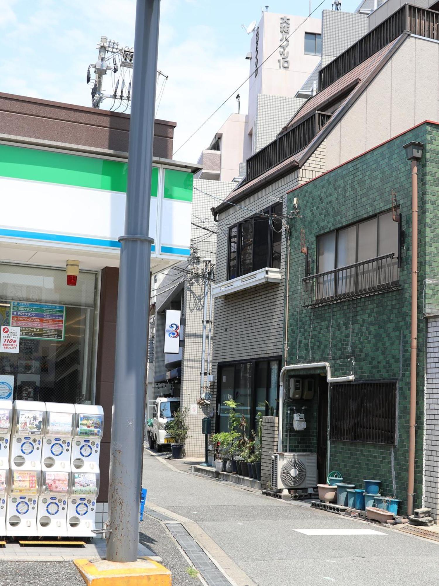 Guesthouse Yours Osaka Exteriör bild